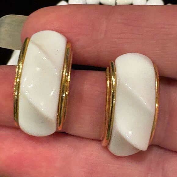 VTG Avon White Lucite Twist Bead Choker Style Necklace with Matching Earrings - Picture 3 of 6